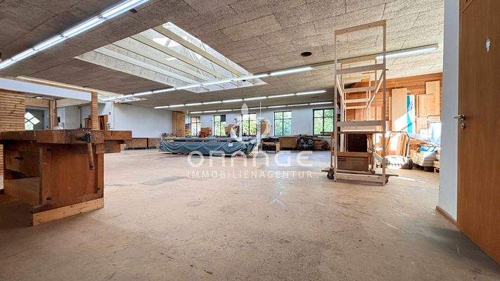 Blick vom Aufenthaltsraum in die Produktionshalle