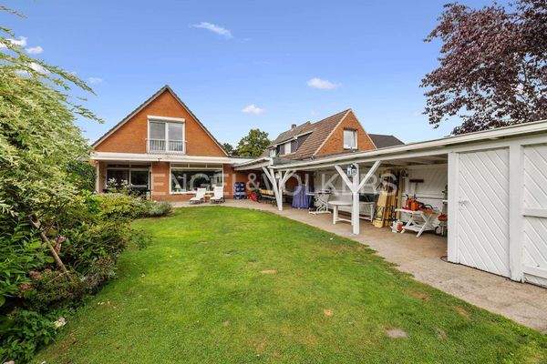 Garten mit Blick auf das Haus