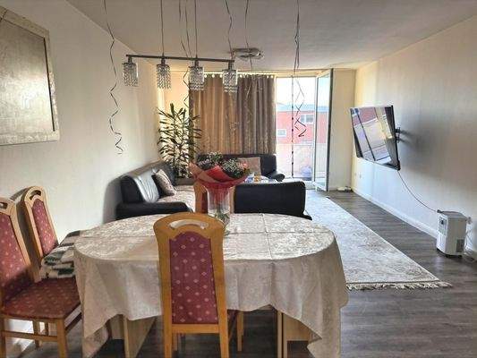 mit Zugang zum Balkon