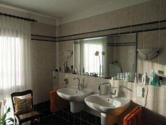 Badezimmer mit geräumiger Dusche ].JPG