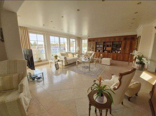 Wohnsalon mit offenem Essbereich und Panoramablick