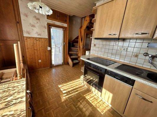 Wohneinheit 4 - Küche mit Balkonzugang und Treppe ins Dachgeschoss