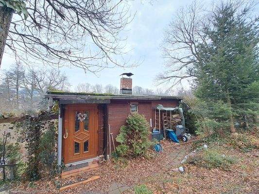 Ansicht Haus mit Eingangstür zum 1. OG