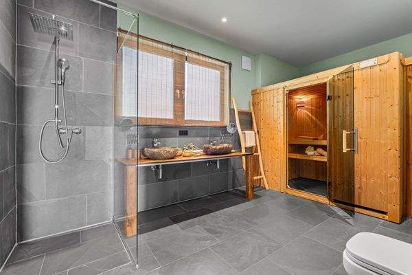 Badezimmer der Etagenwohnung