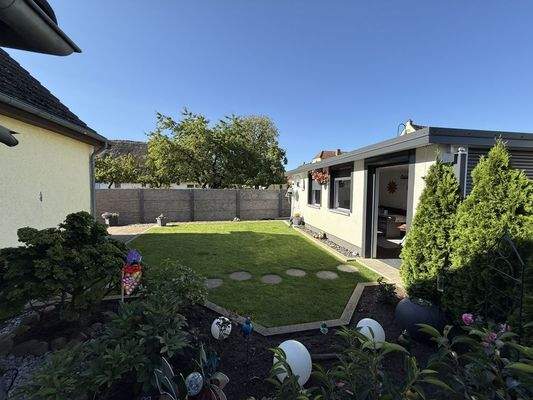 Garten mit Partyraum