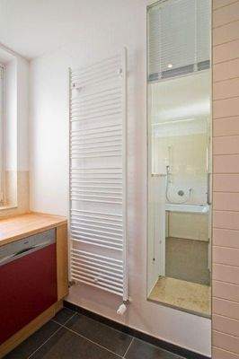 Küche mit Blick ins Badezimmer