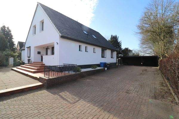 Frontansicht von der Auffahrt.jpeg