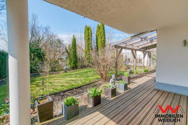 Terrasse und Süd-West-Gartenbereich