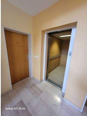 Wohnungstür neben Aufzug