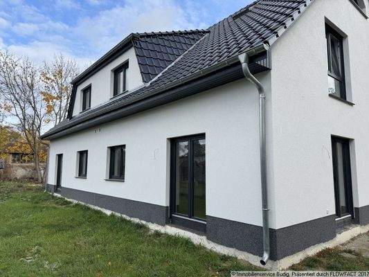 Platz für die zukünftige Terrasse und den Garten