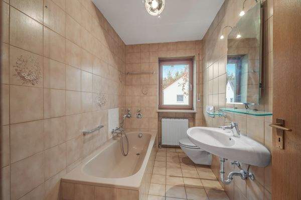 Hauptbad mit Wanne und WC