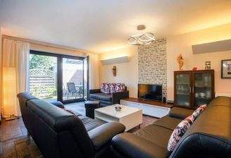 Wohnraum mit Blick auf die Terrasse