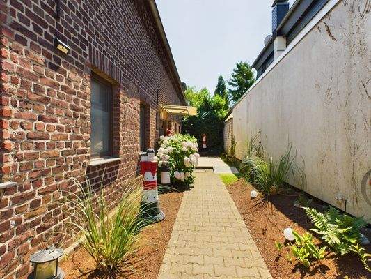 Vorgarten Haus Nr. 22 + Terrasse