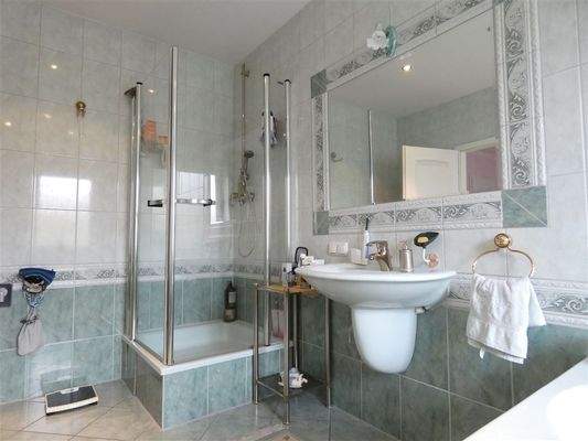 Dusche und Badewanne