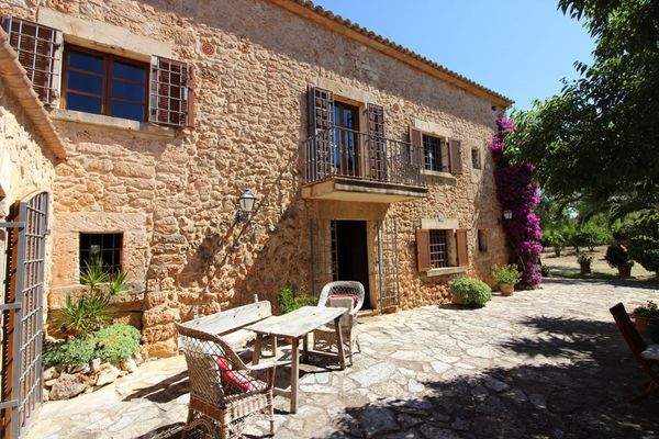 Frontansicht und Terrasse