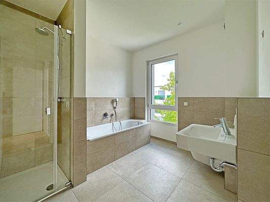 Bad mit Badewanne und ebenerdiger Dusche