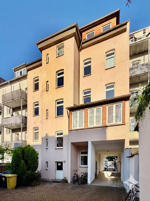 Hof mit Stellplätzen