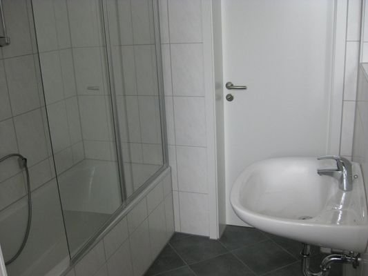 Whg links_1OG_Badezimmer Bild 3.jpg