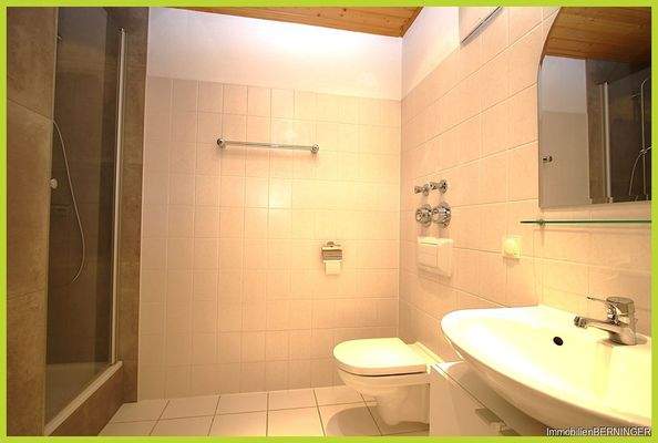 Badezimmer mit Wanne und Dusche