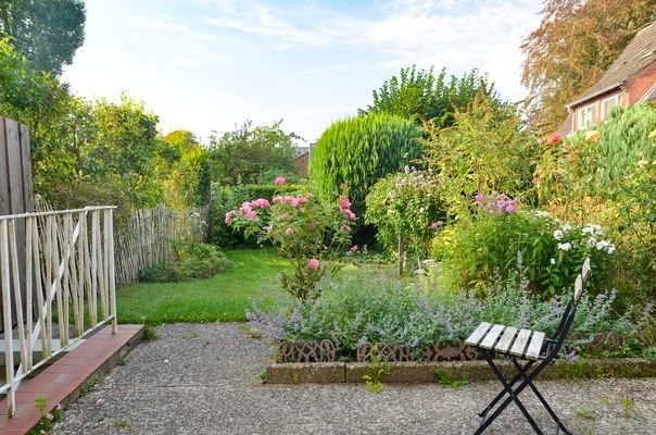 8879MS-03 Terrasse mit Gartenblick