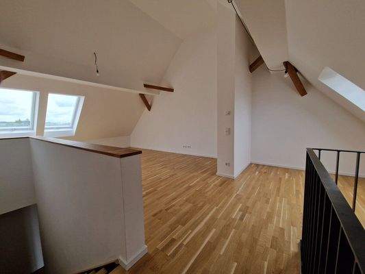 Weitwinkel - Schlafbereich mit Büroecke - Vergleichsfoto