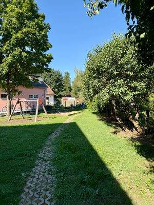 Garten mit Spielplatz.jpg