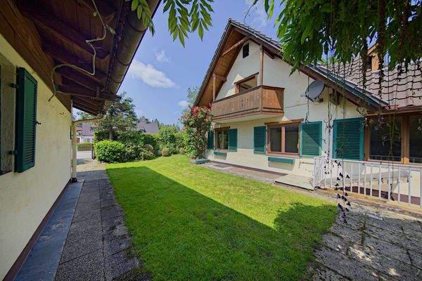 Gebäudeansicht und Garten