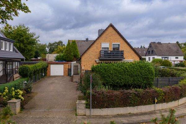 Hausansicht mit Garage