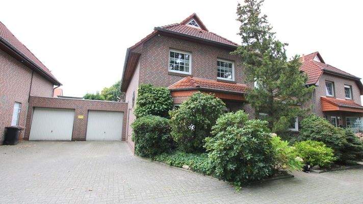 straßenseitige Ansicht mit Garage