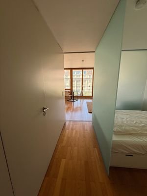 Flur mit Blick ins Wohnzimmer