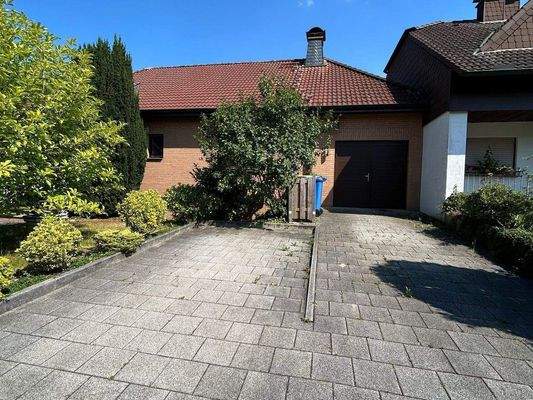 Garagenzufahrt + Stellplätze
