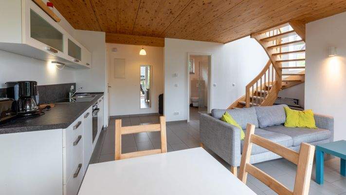 A1 Essbereich mit Blick in Richtung Flur, Bad und Treppe