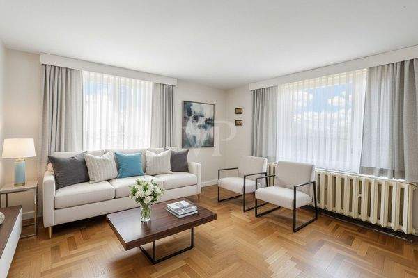 Wohnzimmer digital möbliert