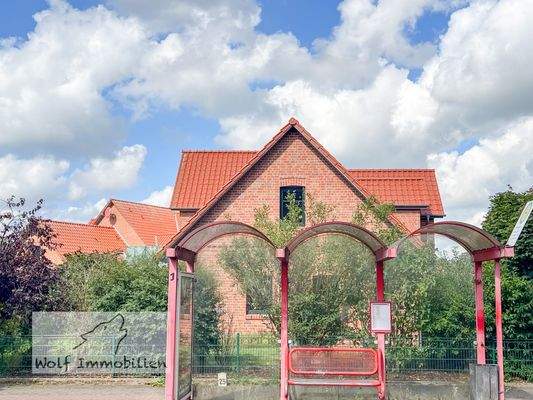 Bushaltestelle direkt am Grundstück