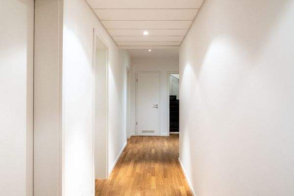 Heller Flur, der die Räume harmonisch miteinander verbindet und eine angenehme Arbeitsatmosphäre schafft