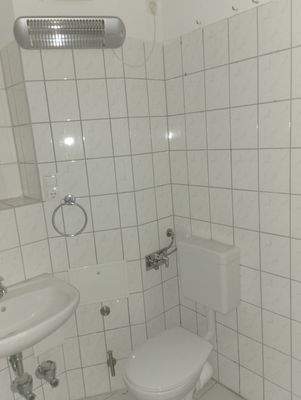 Helles Badezimmer mit Fliesen