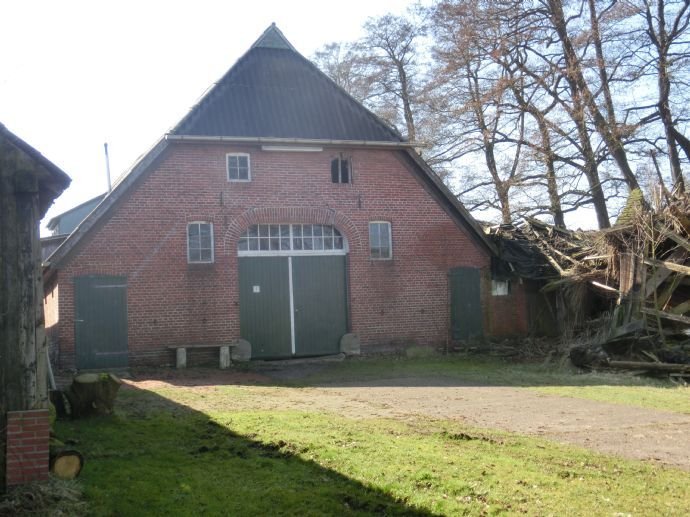 Resthof mit Nebengebäude in Neuenhuntorfermoor-Berne
