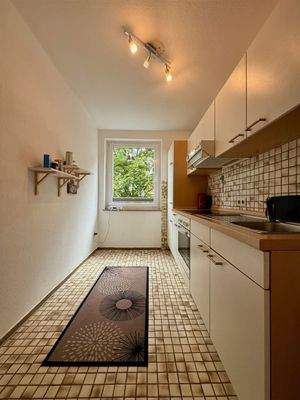 Küche mit Fenster und Küchenzeile