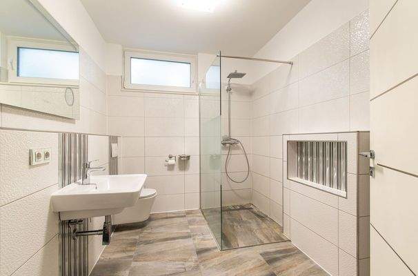 Duschbad im Souterrain des Hinterhauses