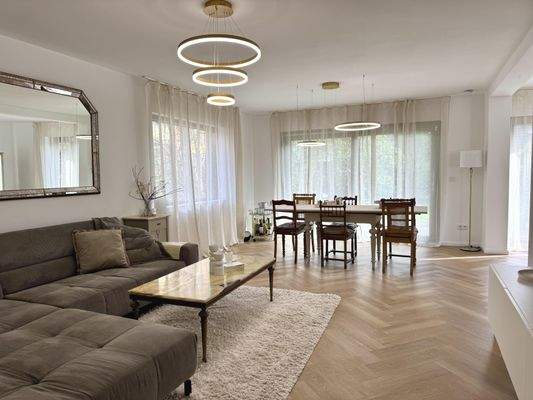 Lichtdurchflutet und großzügig