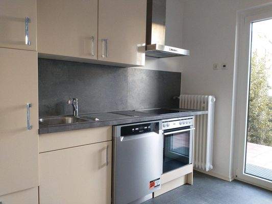 Küche mit Tür zur Terrasse