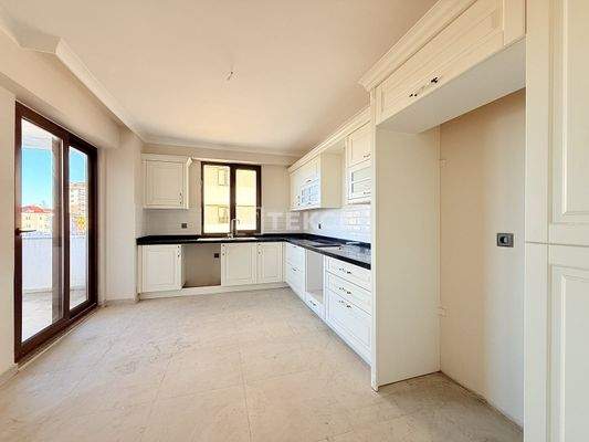 Middle-Floor Apartment in a Complex with Pool and Gym in Trabzon