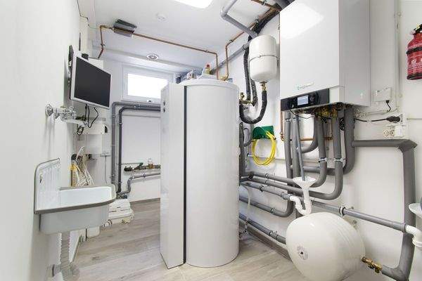 Moderner Heizungskeller mit Hebeanlage im Vorderhaus