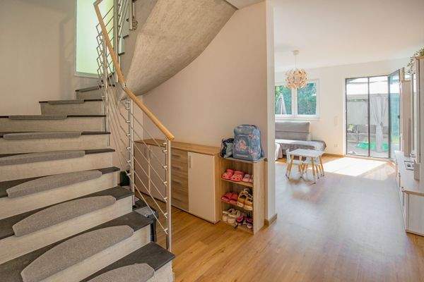 Flur mit Blick ins Wohnzimmer