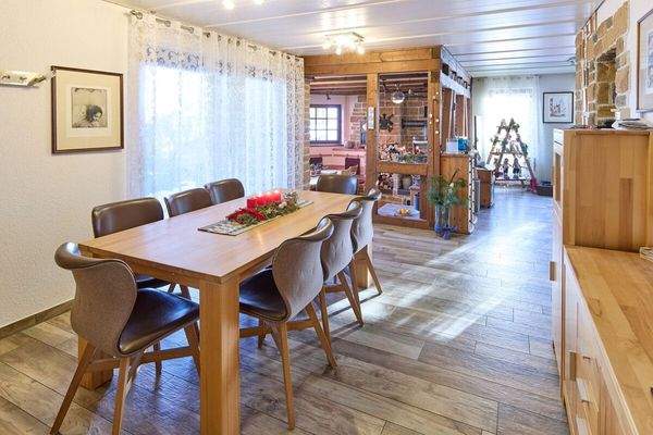 Esszimmer direkt an die Küche angrenzend