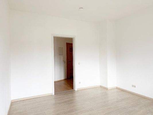 Schlafzimmer 1 mit Blick Richtung Flurbereich