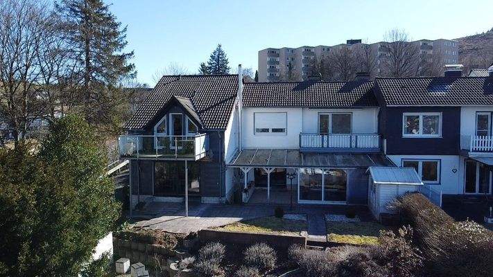 Ansicht Rückseite mit Garten und Terrasse