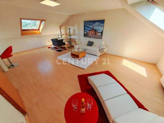 Geräimges, helles Wohnzimmer DG