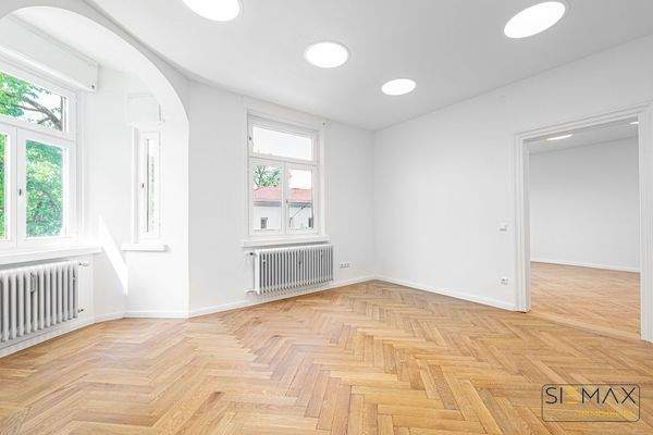 Raum mit Rundbogen am Fenster