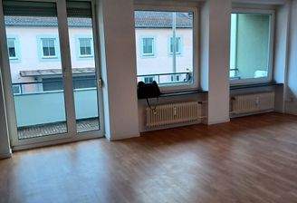 Wohnzimmer mit Balkon